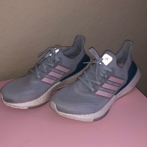 LIKE-NEW ADIDAS ULTRABOOSTS